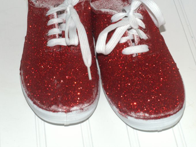 DIY Glitter Sneakers Quickly and Easily 