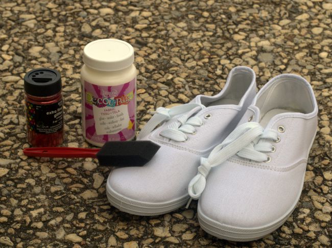 DIY Glitter Sneakers Quickly and Easily 