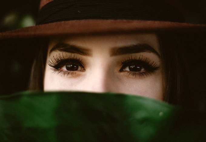 Woman with brown eyes