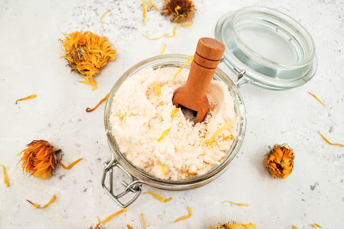 DIY Calendula fizzing bath soak