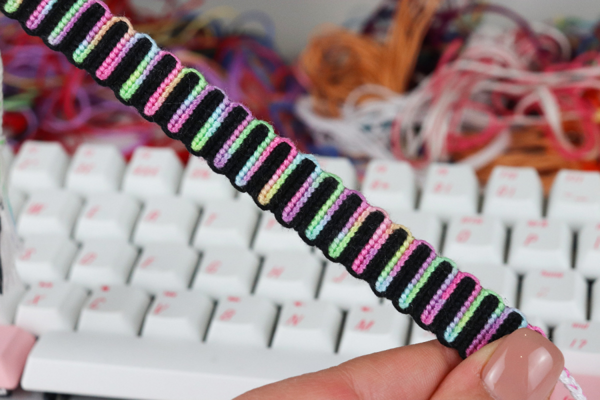 How to Make a Vertical Wave Friendship Bracelet - Style on Main