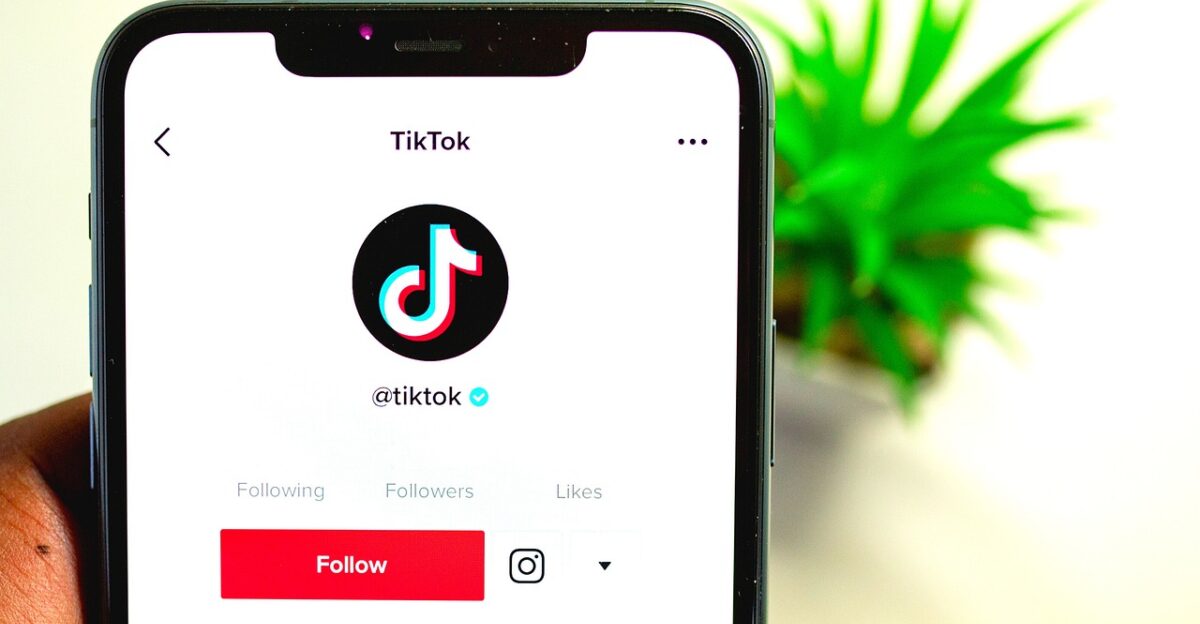 tiktok app smartphone screen social media multimedia application digital phone mobile phone tiktok tiktok tiktok tiktok tiktok