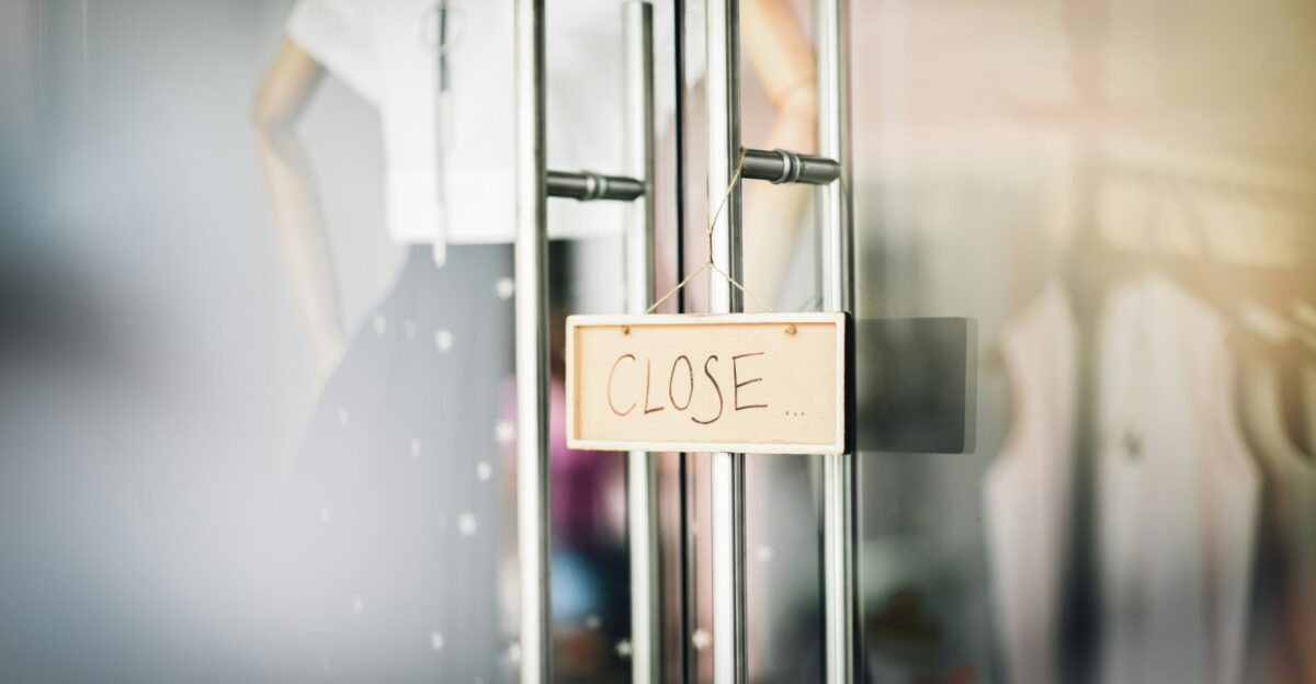 close signage on door