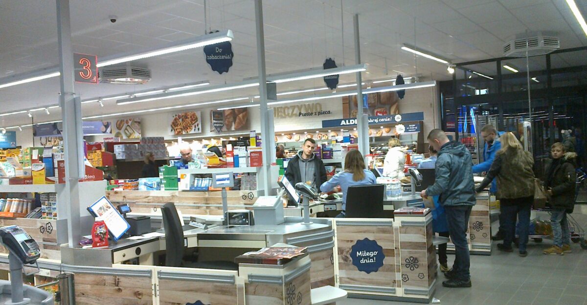 Wewn trz dyskontu Aldi w Tomaszowie Mazowieckim woj dzkie