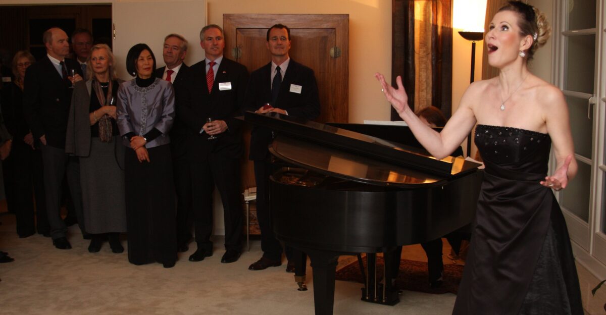 On invitation of Consular General Inmi Patterson the American Club Hamburg held its New Year s Reception at the consular s private residence at the evening of 21 January About 100 club members took part in the event They enjoyed the private atmosphere a tasty buffet and the performance of soprano Anja-Katharina Wigger The club s president David Zeller was very pleased with the course of event It was the first time the American Club held its New Year s Reception at the consular s private residence