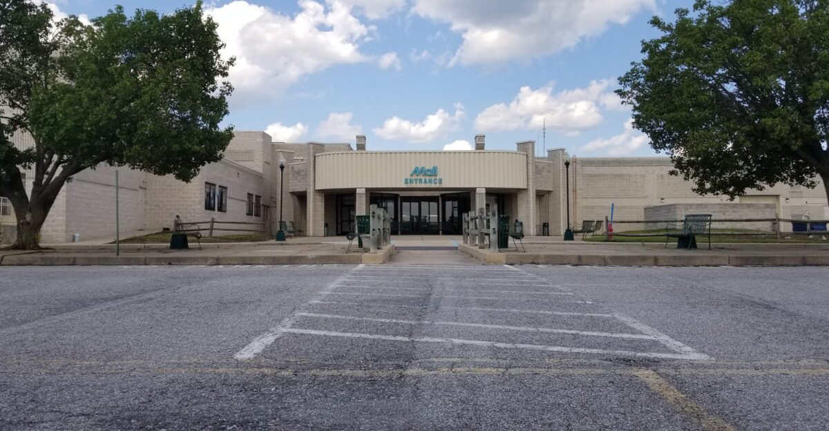 The mall s entrance