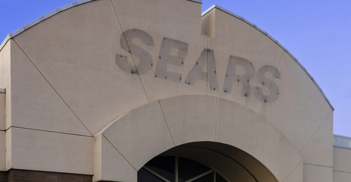 Label scar of sign above entrance to a former <a href="https://en.wikipedia.org/wiki/Sears" class="extiw" title="w:Sears">Sears</a> store, at the <a href="https://en.wikipedia.org/wiki/Hudson_Valley_Mall" class="extiw" title="w:Hudson Valley Mall">Hudson Valley Mall</a> outside <a href="https://en.wikipedia.org/wiki/Kingston,_New_York" class="extiw" title="w:Kingston, New York">Kingston, NY</a>, USA
