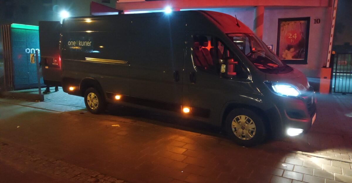 Delivery of parcels to an Allegro parcel locker AL005ETM Tomasz w Mazowiecki Poland