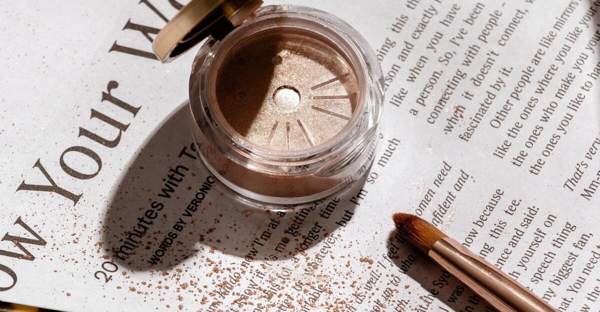 eyeliner makeup beauty make-up cosmetics brush makeup brush glitter gold gold powder fashion makeup makeup makeup makeup makeup cosmetics cosmetics cosmetics