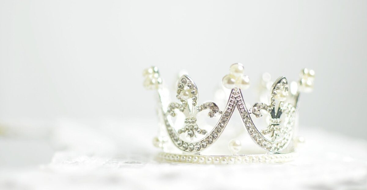 crown tiara crystals diamonds gems glisten jewelry luxury pearls rhinestones shining queen monarchy crown crown crown crown crown jewelry queen