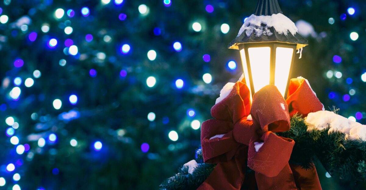 closeup photo of lantern lamp