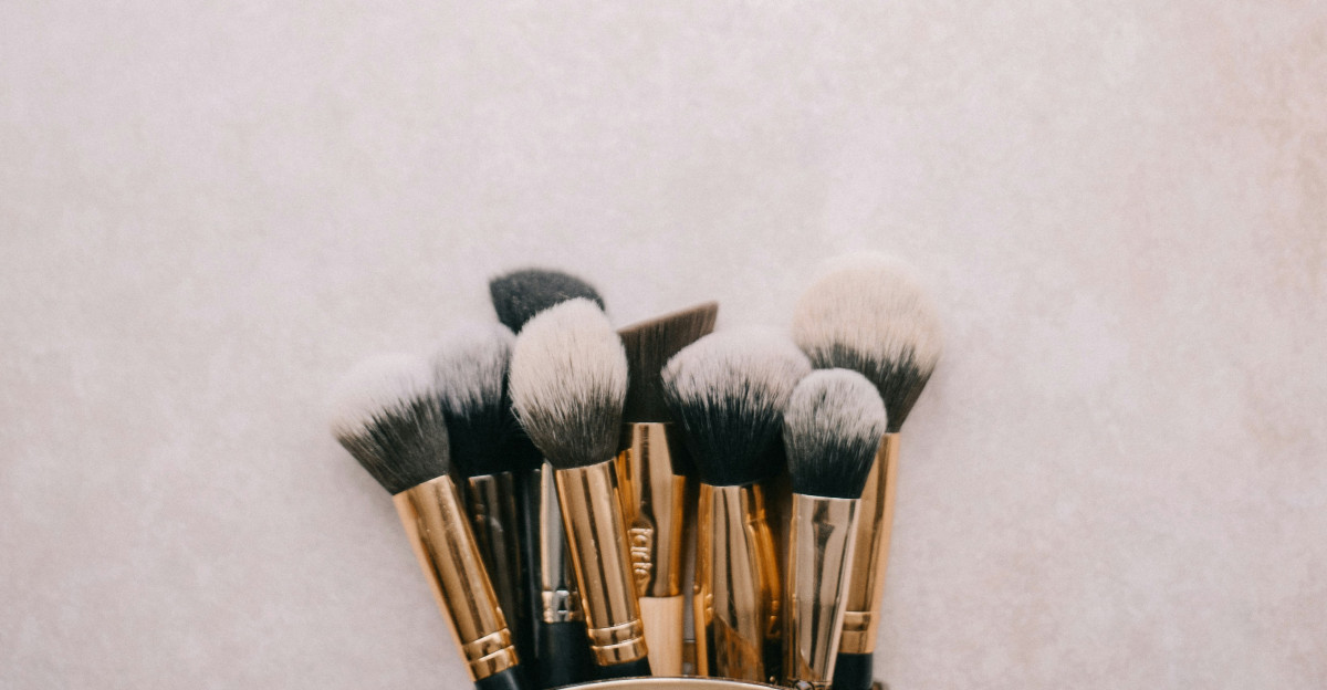 brass-colored-and-black makeup brush kit
