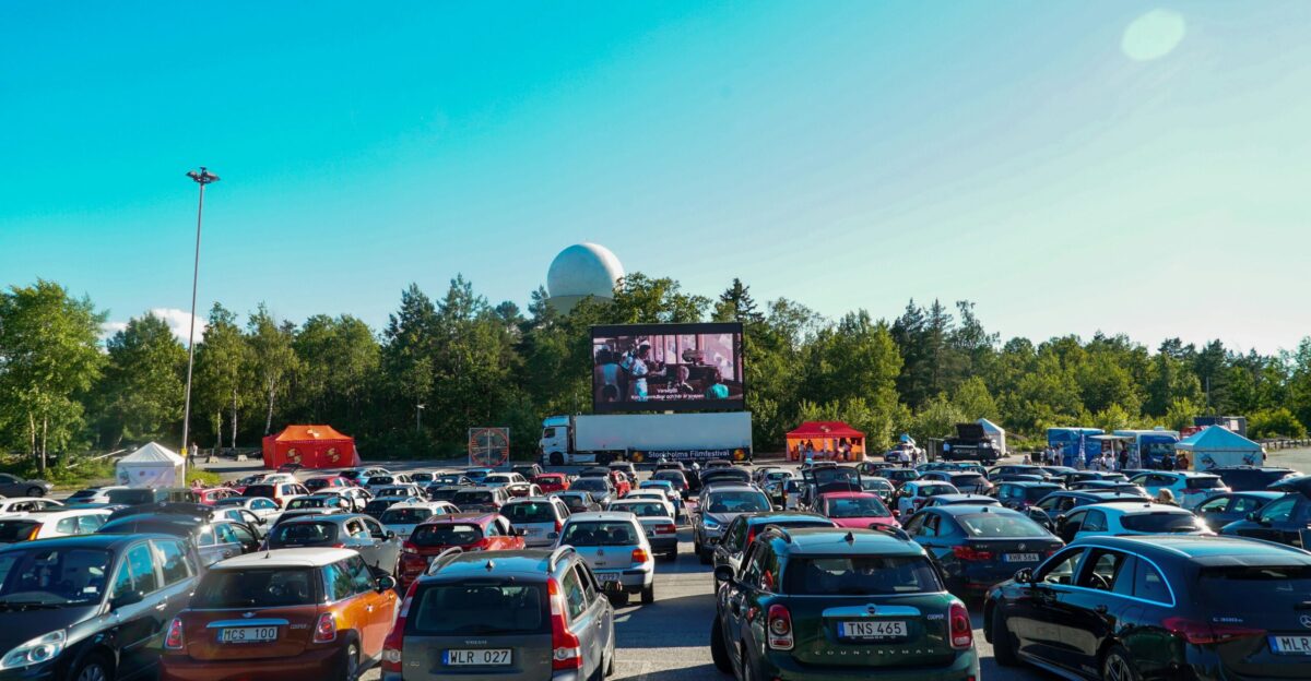 a large group of cars in a parking lot